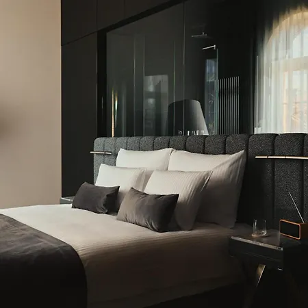 Blow Up Hall Готель