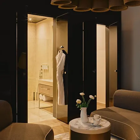 Blow Up Hall Готель