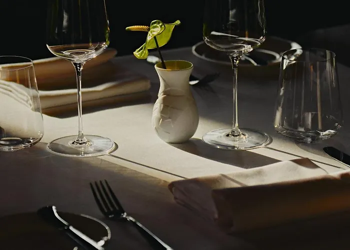 Blow Up Hall מלון