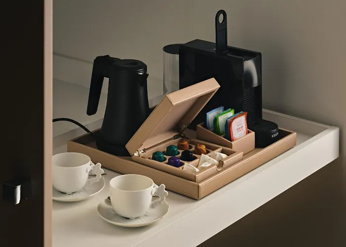 מלון Blow Up Hall 5*