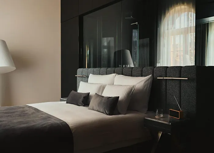 Blow Up Hall מלון