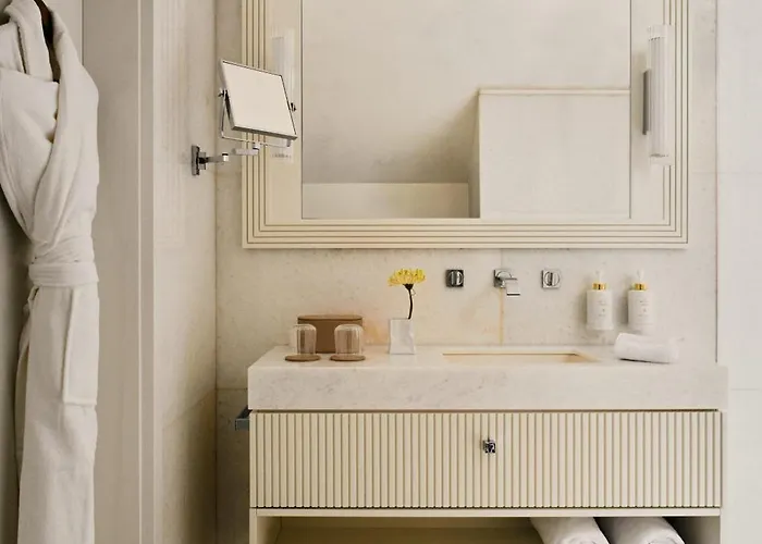 Blow Up Hall מלון 5*