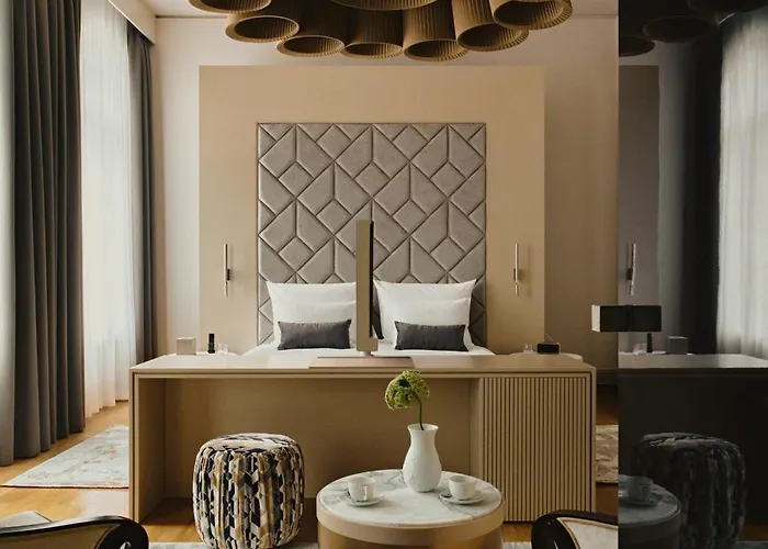 Blow Up Hall מלון