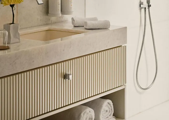 מלון Blow Up Hall 5*