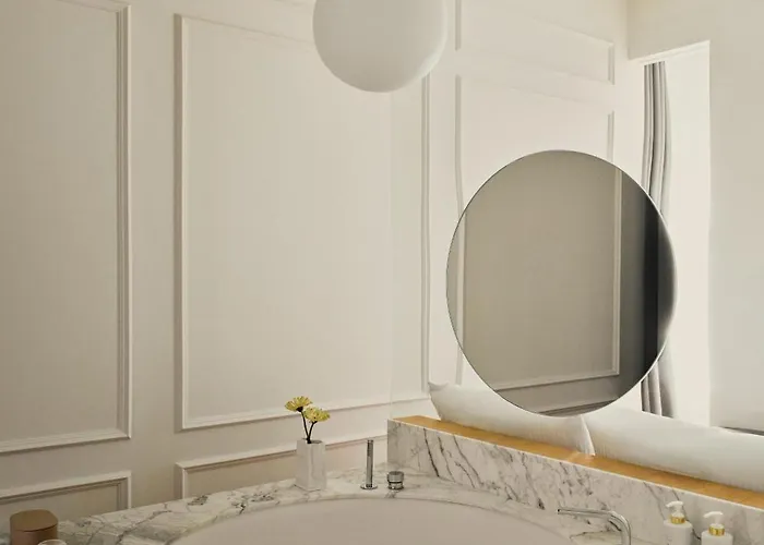 Blow Up Hall מלון