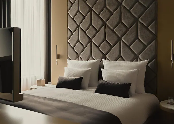 Отель Blow Up Hall 5*