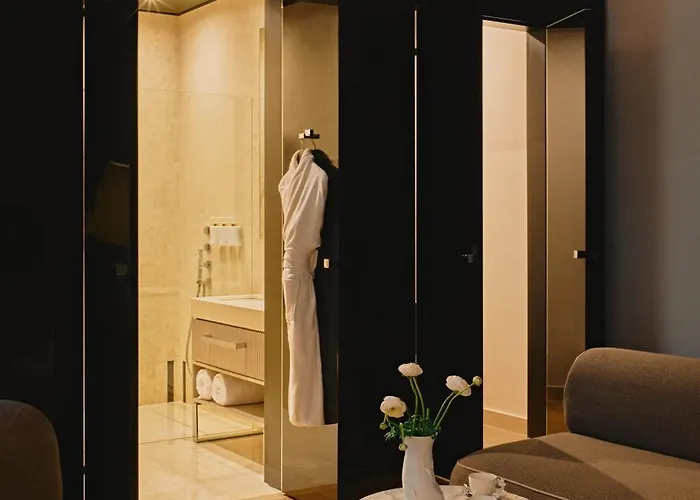 Blow Up Hall Отель