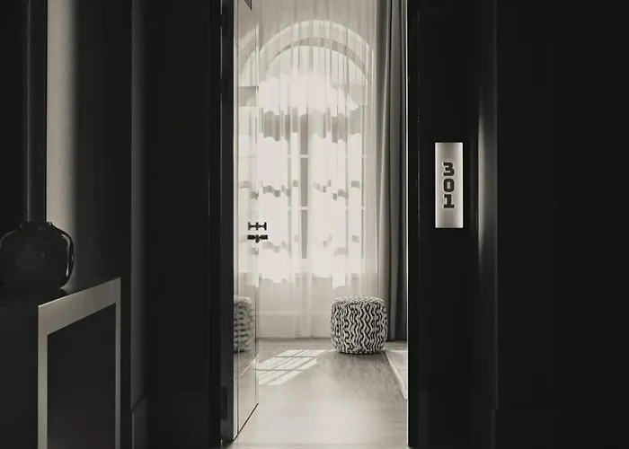 Отель Blow Up Hall